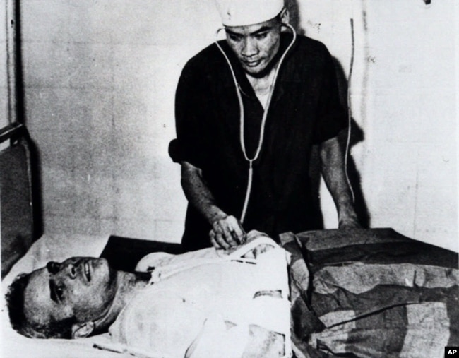 Джон Маккейн в госпитале в Ханое после того, как его самолет осенью 1967 года был сбит, а сам он попал в плен