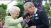 Trashëgimtari i mbretëreshës, Princi Charles, puth dorën e nënës së tij, Mbretëreshës Elizabeth II. Londër, 18 maj 2009.