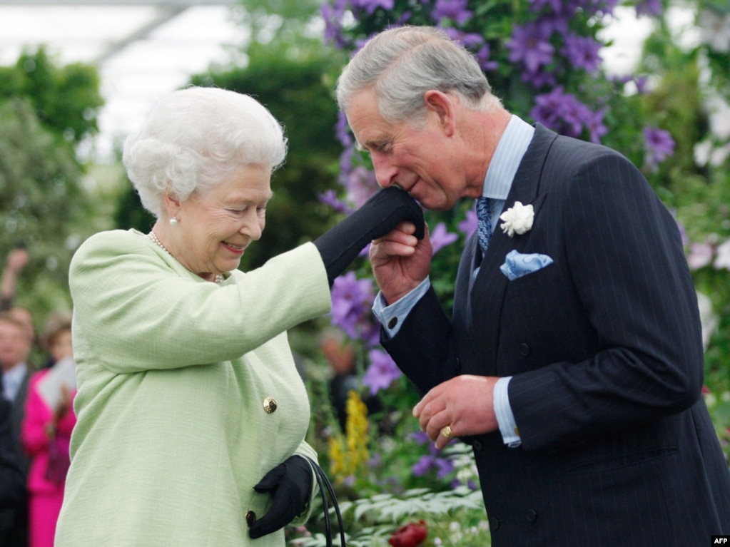  Принц Чарлз целува ръката на майка си, откакто е получил Почетния орден Виктория на Кралското градинарско сдружение, Лондон, 18 май 2009 година 