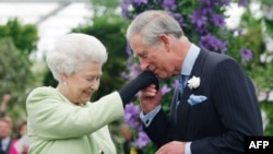  Prince Charles və Queen Elizabeth