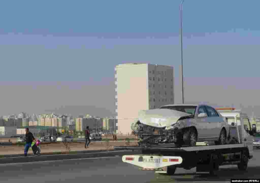 Aşgabatda ýol heläkçiligine uçran awtoulagy alyp barýan ulag