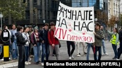 Grupa srednjoškolaca je u znak podrške Dijani Hrki blokirala saobraćaj u centru Beograda, u blizini Skupštine Srbije gde ona štrajkuje glađu, 3. novembar 2025.