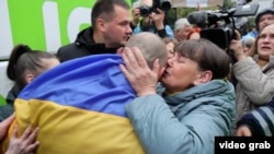 Fotografi ilutruese nga një shkëmbim i mëparshëm i të burgosurve ukrainas me ata rusë, në tetor të këtij viti.