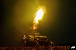 Soldați ucraineni trag asupra dronelor rusești în regiunea Dnipropetrovsk, la 10 august 2025.