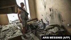 Мужчина в своем разрушенном доме, в котором ракета пробила кровать. Город Лисичанск Луганской области, 7 июня 2022 года