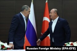 Ministrul rus de externe Sergei Lavrov (stânga) și ministrul turc de Externe, Mevlut Cavusoglu, Antalya, 30 iunie 2021