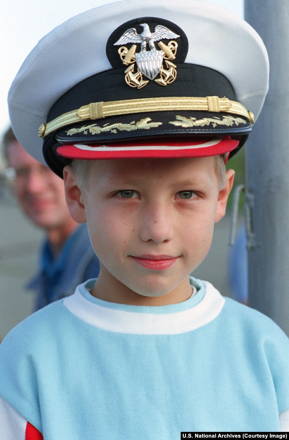 Një djalë rus me kapelen e një oficeri detar amerikan në Vlladivostok.