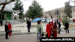 Түркмөнстандагы мектеп окуучулары.