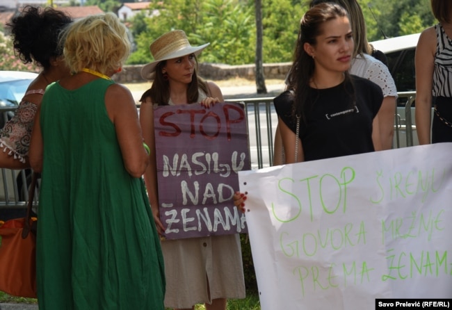 Okupljeni na protestu su nosili transparente sa porukama "da li sudske odluke važe samo na papiru", "vladavina ulice ili vladavina prava", "stop mizoginiji", "zaštitite žene i djecu od nasilja", "stop zloupotrebi roditeljskog prava"...