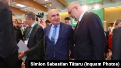 Premierul Ilie Bolojan discută cu Kelemen Hunor, liderul UDMR, la congresul partidului ce reprezintă comunitatea maghiară din România din 2025.