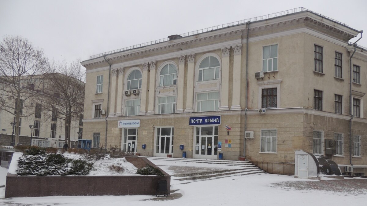 Керчь накрыло снегом: оживленные улицы портового города (фотогалерея)