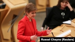Kryeministrja skoceze Nicola Sturgeon flet në Parlamentin në Edinburg, Skoci, 19 janar 2021.