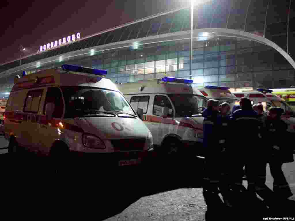 Сотрудники "скорой помощи" работают на месте теракта в аэропорту "Домодедово"