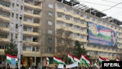 Ўқиш ҳақи оширилганидан норози бўлган тожикистонлик талабалар шу йилнинг 24 феврал куни Хўжанд шаҳрида норозилик намойиши ҳам ўтказгандилар. 