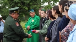 Башкортстанның Ярмәкәй районы Суыккүл авылында Украинадагы сугышка китеп, анда һәлак булган Рәфис Чулпанов белән хушлашу, 25 июнь