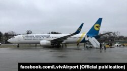 Літак незначно викотився за межі злітної смуги і не зазнав пошкоджень, ніхто не потерпів, але аеропорт був кілька годин закритий