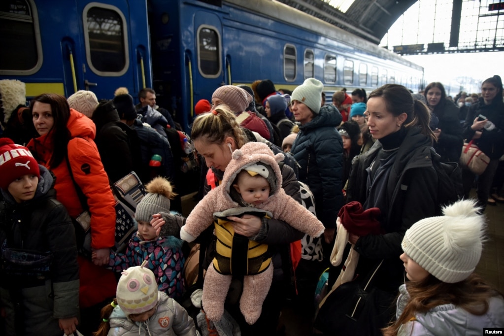 Ukrainë: Njerëz që ikin nga pushtimi rus i Ukrainës mblidhen në stacionin e trenit në Lviv, Ukrainë, 9 mars 2022. Rreth 6.9 milionë ukrainas janë detyruar të largohen nga Ukraina që nga fillimi i luftës më 24 shkurt 2022, sipas UNHCR. Ky është numri më i madh i refugjatëve në Evropë që nga Lufta e Dytë Botërore.