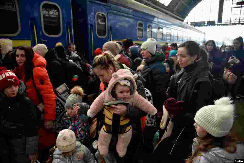 Kosovë: Një tren i mbipopulluar në Prishtinë duke transportuar refugjatë të shumtë shqiptarë, që largoheshin nga Kosova drejt Maqedonisë [tashmë Maqedonisë së Veriut] më 1 prill 1999. Sipas UNHCR, 800 deri 900 mijë shqiptarë janë detyruar të largohen nga vendi gjatë luftës së viteve 1998–1999.Ukrainë: Njerëz që ikin nga pushtimi rus i Ukrainës mblidhen në stacionin e trenit në Lviv, Ukrainë, 9 mars 2022. Rreth 6.9 milionë ukrainas janë detyruar të largohen nga Ukraina që nga fillimi i luftës më 24 shkurt 2022, sipas UNHCR. Ky është numri më i madh i refugjatëve në Evropë që nga Lufta e Dytë Botërore.