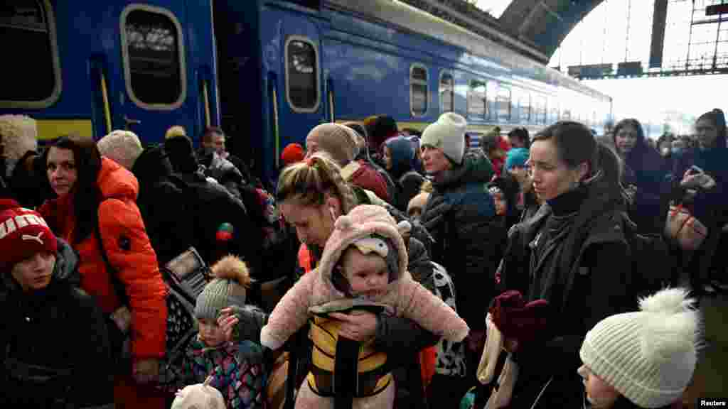 Kosovë: Një tren i mbipopulluar në Prishtinë duke transportuar refugjatë të shumtë shqiptarë, që largoheshin nga Kosova drejt Maqedonisë [tashmë Maqedonisë së Veriut] më 1 prill 1999. Sipas UNHCR, 800 deri 900 mijë shqiptarë janë detyruar të largohen nga vendi gjatë luftës së viteve 1998–1999.Ukrainë: Njerëz që ikin nga pushtimi rus i Ukrainës mblidhen në stacionin e trenit në Lviv, Ukrainë, 9 mars 2022. Rreth 6.9 milionë ukrainas janë detyruar të largohen nga Ukraina që nga fillimi i luftës më 24 shkurt 2022, sipas UNHCR. Ky është numri më i madh i refugjatëve në Evropë që nga Lufta e Dytë Botërore.