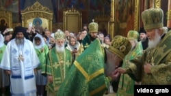 Преспанско-пелагонискиот митрополит на Македонската православна црква – Охридска aрхиепископија (МПЦ-ОА), митрополитот Петар, на литургија со рускиот патријарх Кирил во Москва во манастирот „Свети Сергеј Радоњишки“, на Сергеов посед, близу Москва