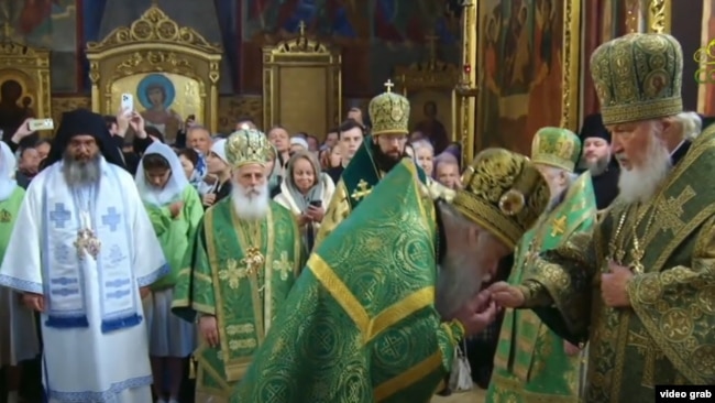 Преспанско-пелагонискиот митрополит на Македонската православна црква – Охридска aрхиепископија (МПЦ-ОА), митрополитот Петар, на литургија со рускиот патријарх Кирил во Москва во манастирот „Свети Сергеј Радоњишки“, на Сергеов посед, близу Москва