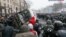 Шерушілер өртенген полиция көлігін төңкеріп жатыр. Киев, 21 қаңтар 2014 жыл.