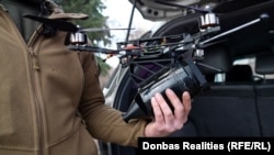 Оптоволоконний дрон у руках українського військовослужбовця в Донецькій області