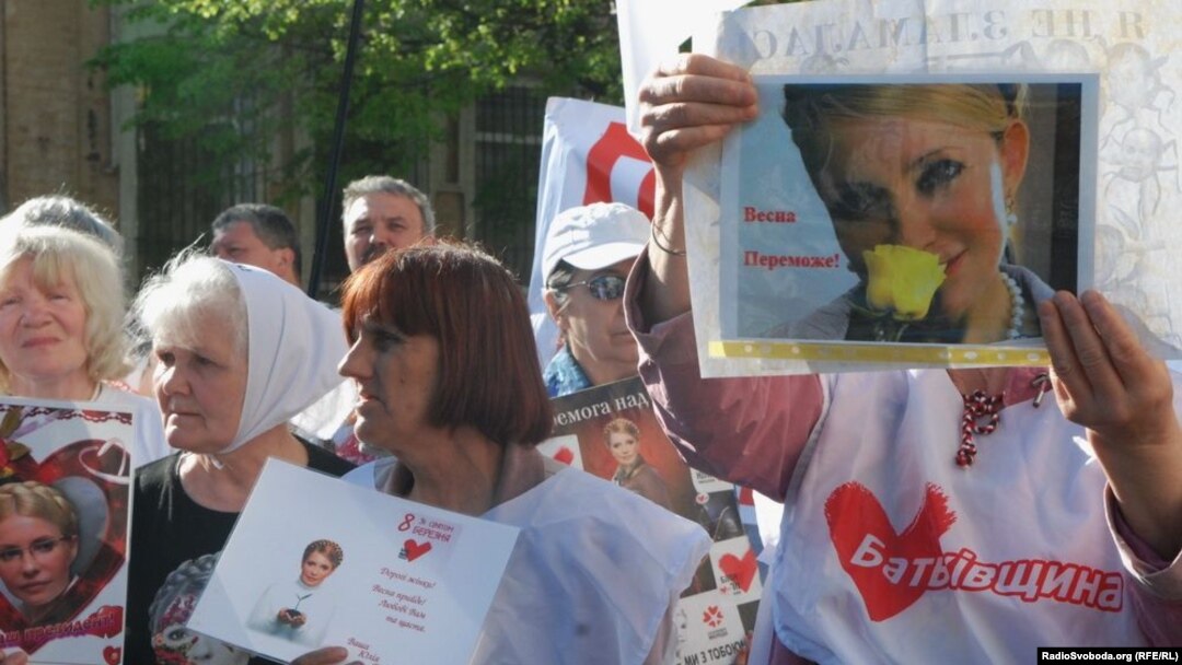 Supporters of Yulia Tymoshenko protest near the court in Kharkiv on April 28.