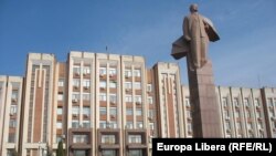 Statuia lui Lenin din fața Sovietului suprem de la Tiraspol