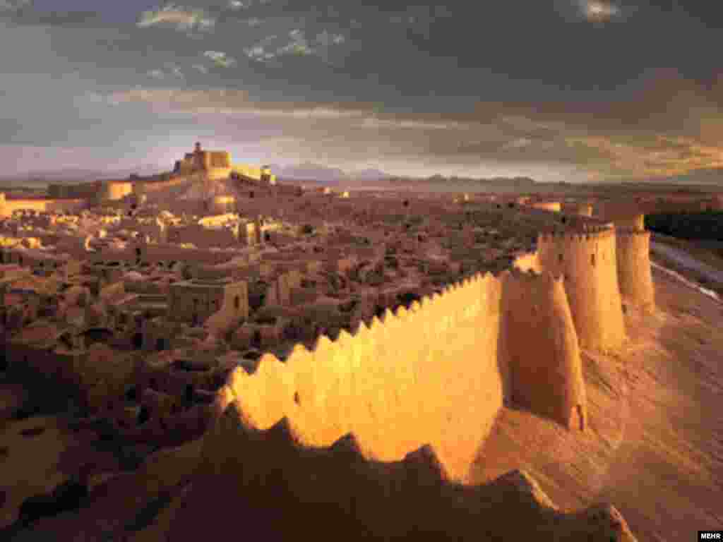 - &nbsp;ارگ بم - استان کرمان. تاریخ ثبت: ۲۰۰۴&nbsp; در کنار شهر بم در استان کرمان قرار دارد و در طول بیش از ۲۵۰۰ سال که از تاریخ آن می&zwnj;گذرد بارها مورد تاخت و تاز و محاصره واقع شد. این نکته به&zwnj;خصوص از آن جهت بود که در مسیر جاده ابریشم قرار داشت. آن را مربوط به دوران اشکانی و یا هخامنشی می&zwnj;دانند. این بنای باستانی در زلزله پنجم دی&zwnj;ماه ۱۳۸۲ تقریبا به&zwnj;طور کامل ویران شد و به همین دلیل یونسکو آن را در فهرست آثار در معرض خطر قرار داد.