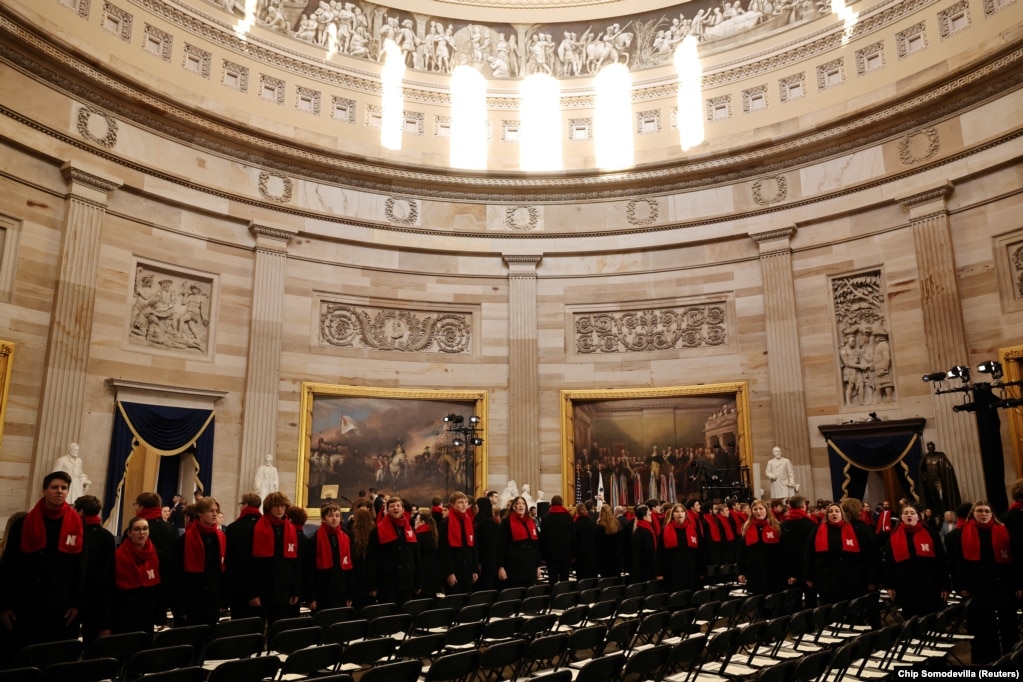 Kori i studentëve nga Universiteti i Nebraska-Lincoln duke ushtruar para inaugurimit të presidentit.