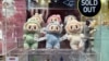 Цацкі Лабубу з крамы «The Monsters» ад Pop Mart на выставе ў дызайнэрскай краме цацак. Дубай, 18 траўня 2025 году