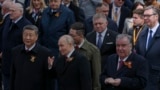 U prvom planu predsednik Kine Si Đinping, predsednik Rusije Vladimir Putin i predsednik Tadžikistana Emomoli Rahmon. Iza njih predsednik Belorusije Aleksandar Lukašenko, premijer Slovačke Robert Fico i predsednik Srbije Aleksandar Vučić. Moskva, 9. maj 2025.