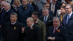 Predsednik Srbije Aleksandar Vučić (desno) na vojnoj paradi u Moskvi, 9. maja 2025.