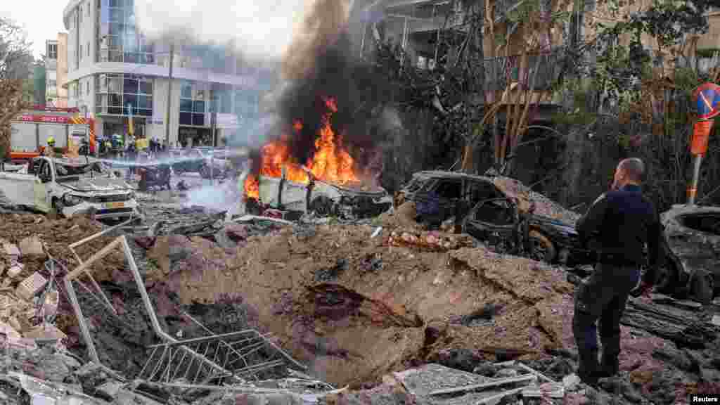 Ekipe hitne službe u Tel Avivu reagiraju na iranske raketne napade u centralnom Izraelu 24. marta.