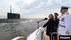 Putin na paradi ratne flote u Sankt Peterburgu, 25. jul 2021.