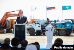 Қазақстанның Атом энергиясы жөніндегі агенттігі төрағасы Алмасадам Сәтқалиев Үлкен ауылындағы АЭС құрылысы жобасын ашу рәсімінде сөйлеп тұр. Алматы облысы, 8 тамыз, 2025 жыл.