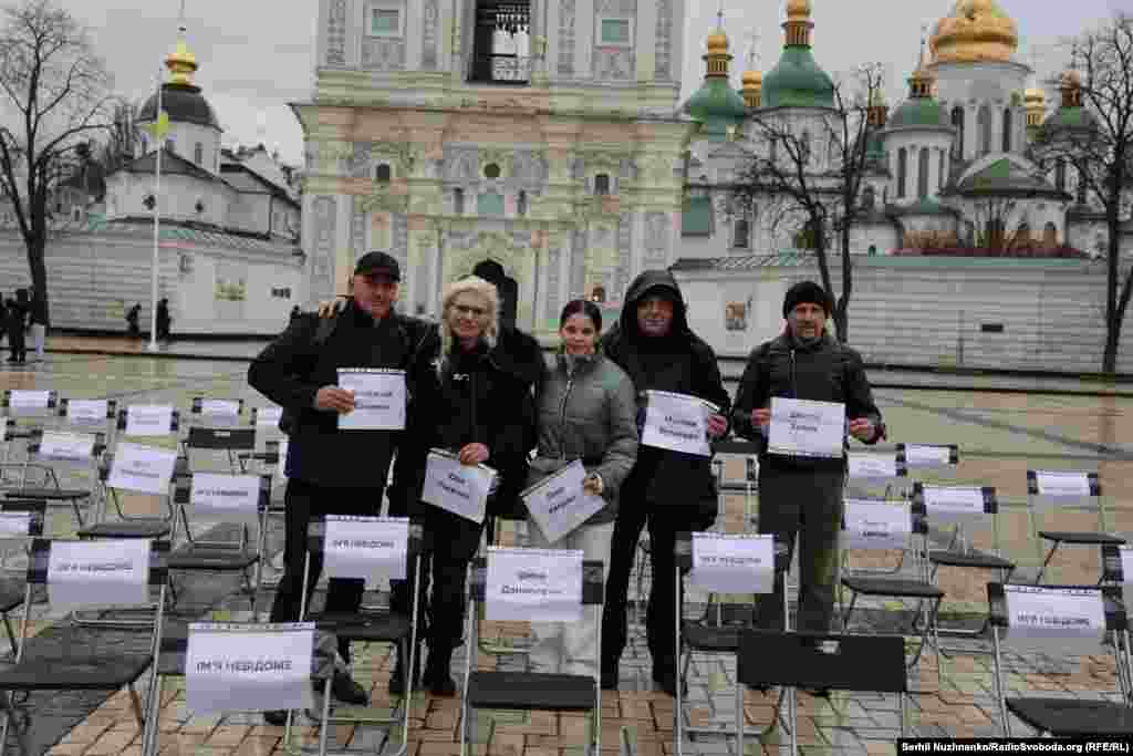 За даними Офісу Уповноваженого з прав людини, майже 16 тисяч незаконно ув'язнених цивільних нині утримуються в Росії та на тимчасово окупованих територіях, хоча справжня цифра може бути в рази більшою. Водночас у реєстрі зниклих безвісти за особливих обставин станом на кінець вересня 2024 року є дані про понад 70 тисяч людей.На фото звільнені з неволі Владислав Єсипенко, Юлія «Тайра» Паєвська, Леніє Умєрова, Максим Буткевич, Дмитро Хилюк (зліва направо). Київ, 15 листопада 2025 року.