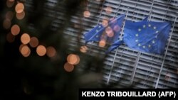 EU-s zászlók lengenek az Európai Bizottság épülete előtt Brüsszelben, 2020. december hetedikén.