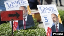 Armenia - Campaign posters of Prime Minister Nikol Pashinian's Civil Contract party are displayed during a pre-election rally in Echmiadzin, June 7, 2021.