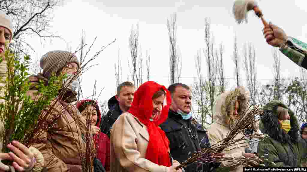 Священники окроплюють святою водою вірян та вербу.&nbsp;Київ, Володимирський обор