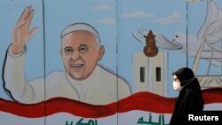 Мурал на папата Фрањо се гледа на ѕидот на црква за посета на Ирак, во Багдад, Ирак на 22 февруари 2021 година