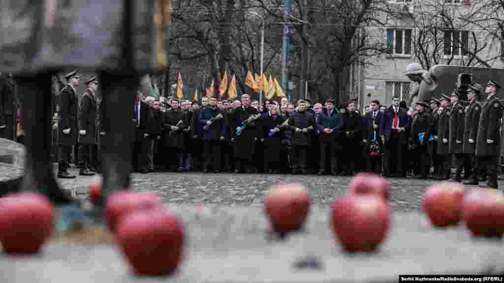 Президент Петро Порошенко, прем&rsquo;єр Володимир Гройсман, представники влади покладають квіти до меморіалу жертвам Голодомору