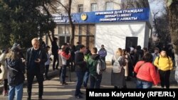 Алматы қалалық полиция департаментінің алдында ұсталғандарды босатуды талап етіп тұрған адамдар. 1 наурыз 2020 жыл.
