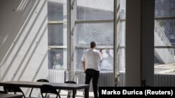 Pacijent koji boluje od COVID-a 19 u privremenoj bolnici u Štark Areni u Beogradu, april 2021. 