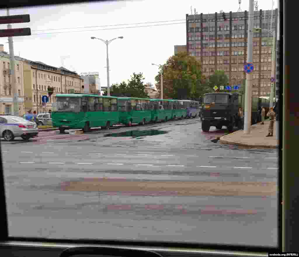 Значителен број војници и воени возила на позиции околу Минск.