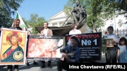 Orthodox believers at a protest against abortion in Moscow in mid-2012