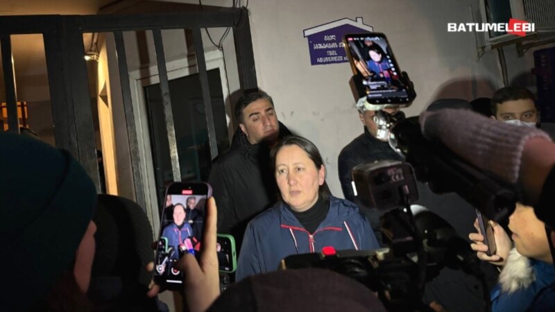 რამდენიმე საათია ადვოკატს არ უშვებენ “ბათუმელების” დამფუძნებელთან – ის არასათანადო მოპყრობაზე საუბრობს