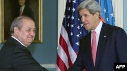 ЎР ТИ вазири А.Комилов ва АҚШ Давлат котиби Ж.Керри, Вашингтон, 2013 йил 12 март.