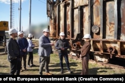Голова регіонального представництва ЄІБ у країнах Східної Європи Крістіна Мікулова (на фото справа) відвідує об'єкт критичної інфраструктури «Укренерго». 29 березня 2025 року